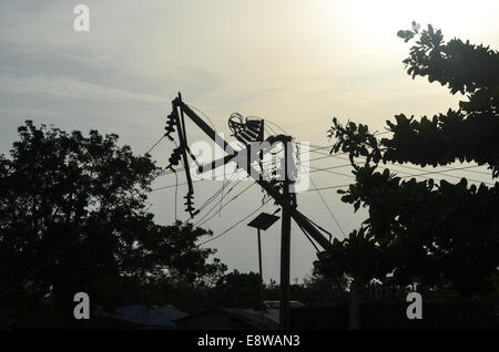 Nigeria rurale che mostra scarsa elettrificazione e scarso accesso all'energia, rotture di poli e trasformatore Foto Stock