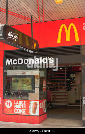 McDonald's McCafe negozio di fronte e digital signage Foto Stock
