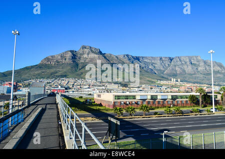 Ponte sopra l'autostrada e la stazione del treno vicino a Woodstock stazione ferroviaria di Città del Capo in Sud Africa Foto Stock