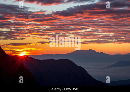 Primo Raggio di Monte Bromo Foto Stock