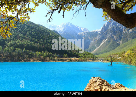 Yulong Snow Mountain colline panoramiche del Blue Moon Valley Foto Stock