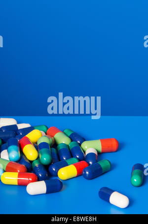 Close up di pelo di pillole di prescrizione su sfondo blu Foto Stock