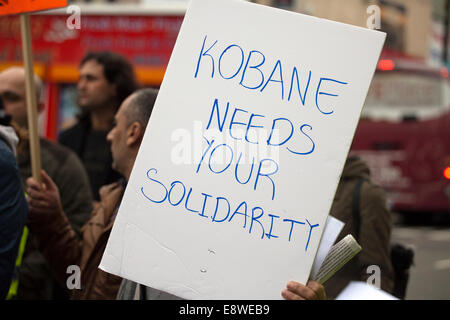 Anti-ISIS è un cartello terroristico; protesta alla stazione di Lime Street, Liverpool, Merseyside, Regno Unito i manifestanti marciano attraverso il centro di Liverpool per dimostrare contro il gruppo terroristico ISIS. Circa 300 manifestanti marciarono lungo Church Street, Bold Street e Renshaw Street prima di decapare fuori dalla stazione di Lime St. I manifestanti hanno sventolato bandiere con slogan come "Unite contro il terrore ISIS in Kurdistan" & Save Kobane. Le proteste, organizzate da 'le unità di protezione del popolo', anche note come YPG, durarono per due ore. Ottobre 2014 Credit: Cernan Elias/Alamy Live News Foto Stock