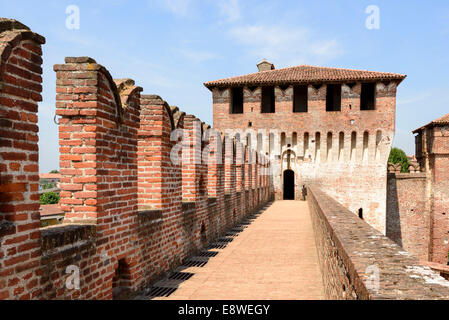 Vista del lato nord della torre del Capitano nell'antico Castello Sforzesco dal camminare insieme sulla sommità del castello pareti orientali, shot Foto Stock