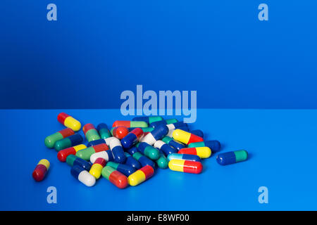 Pila di prescrizione pillole sul contatore di blu Foto Stock