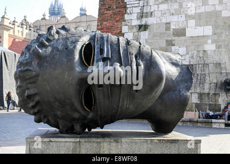 Testa gigantesca statua, la piazza del mercato, Cracovia in Polonia Foto Stock