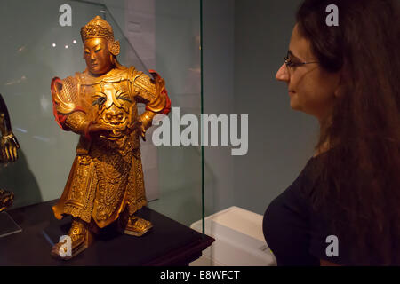 (141015) -- BUDAPEST, Ottobre 15, 2014 (Xinhua) -- Un visitatore guarda una scultura in legno di Guandi, dio della guerra, effettuate nel periodo del XVI secolo17th durante una mostra in Piazza Ferenc Hopp Museum of East Asia Arts a Budapest, in Ungheria dal 14 ottobre, 2014. Il Ferenc Hopp Museum of East Asia Arts terrà una mostra intitolata la bellezza il cuore, che mostra una selezione rappresentativa di quasi 8.000 pezzi di arti cinesi Il Ferenc Hopp Museum of East Asia Arts fu fondata nel 1919 dal proprietario della società, World Traveller, collettore e patrono di arte, Ferenc Hopp (1833-1919), che ha lasciato il suo oriental raccogliere Foto Stock