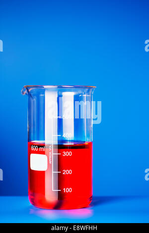 Chiusura del beaker di soluzione sul contatore di blu Foto Stock