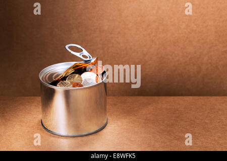 Sigillato può pieno di cambiamento Foto Stock