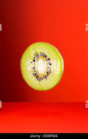 Fetta di Kiwi sul contatore di rosso Foto Stock