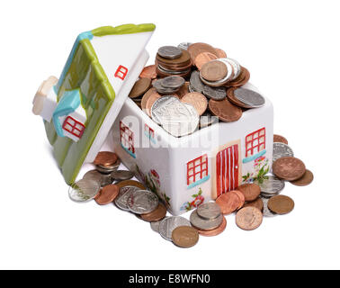 Casa in ceramica modello riempito con denaro Foto Stock
