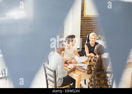 La gente di affari di parlare alla riunione in cafe Foto Stock