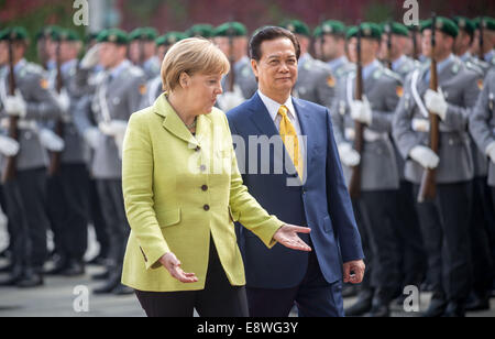 Berlino, Germania. 15 ottobre, 2015. Primo Ministro vietnamita Nguyen Tan con il Cancelliere tedesco Angela Merkel di fronte alla Cancelleria federale a Berlino, Germania, 15 ottobre 2015. Credito: dpa picture alliance/Alamy Live News Foto Stock