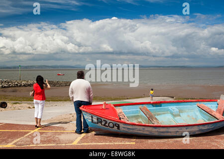 Regno Unito, Inghilterra, Lancashire, Morecambe, i visitatori in cerca di tutta la baia di Morecambe al distretto dei laghi Montagne Foto Stock