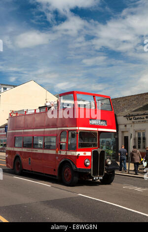 Regno Unito, Inghilterra, Lancashire, Morecambe, vintage open top autobus che corre lungo la Strada Marina Foto Stock
