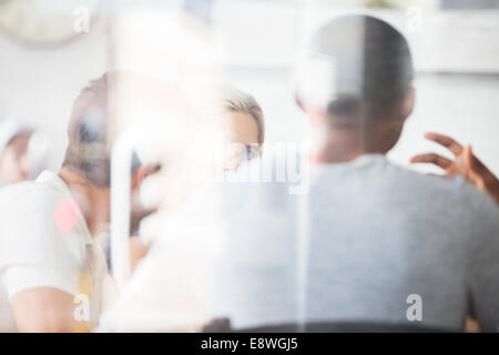 La gente di affari con sale riunioni in cafe Foto Stock