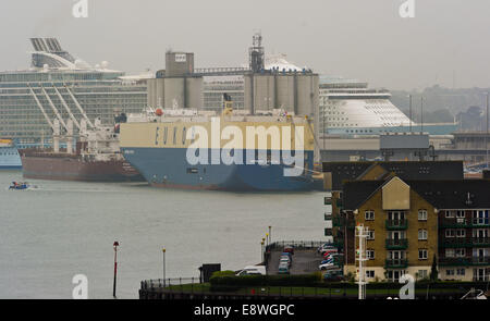 Southampton, Regno Unito. 15 ottobre, 2014. I mondi più grande nave da crociera Oasi dei mari arriva nella città di Southampton Inghilterra la mattina del 15 ottobre 2014 in una parete di nebbia che sovrasta i tetti di Ocean Village e rimpicciolendo un auto transporter e il silos per il grano di Southampton docks. Con una capacità di 6,296 passeggeri e 2000 equipaggio e funzioni come il Central Park, il primo giardino all'aperto al mare e flow rider surf zone e una zip line compie la sua prima visita a Southampton su una sosta prima di andare in America. Credito: PBWPIX/Alamy Live News Foto Stock