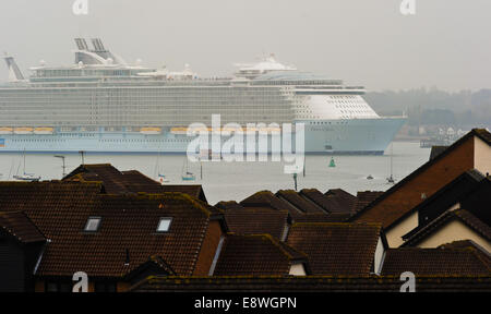 Southampton, Regno Unito. Xv oct, 2014. i mondi più grande nave da crociera Oasi dei mari arriva nella città di Southampton Inghilterra la mattina di mercoledì 15 ottobre 2014 in una parete di nebbia che sovrasta i tetti di Ocean Village. con una capacità di 6,296 passeggeri e 2000 equipaggio e funzioni come il central park, il primo giardino all'aperto al mare e flow rider surf zone e una zip line compie la sua prima visita a Southampton su una sosta prima di andare in America. Credito: pbwpix/alamy live news Foto Stock