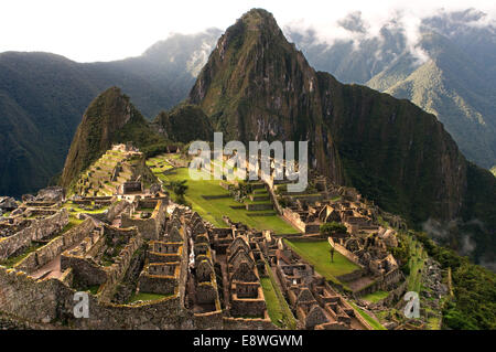 Vista del Machu Picchu paesaggio. Machu Picchu è una città situata in alto nella catena delle Ande in Perù moderno. Si trova a 43 miglia Foto Stock