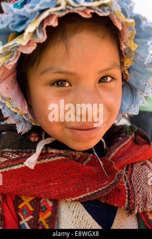 Ragazza giovane vestito in costume tradizionale di Pisac domenica giorno di mercato. Pisac. La Valle Sacra. Pisac, o Pisaq in Quechua, è un sma Foto Stock