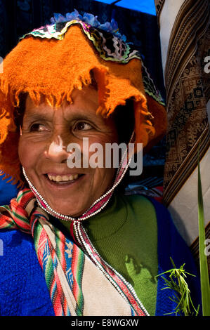 Una Donna vestita di un costume tradizionale di Pisac domenica giorno di mercato. Pisac. La Valle Sacra. Pisac, o Pisaq in Quechua, è un piccolo Foto Stock