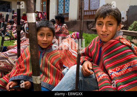 I bambini in costume tradizionale di Pisac domenica giorno di mercato. Pisac. La Valle Sacra. Pisac, o Pisaq in Quechua, è un piccolo Foto Stock