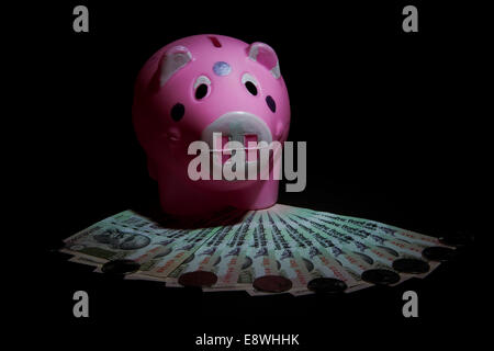 La valuta indiana con Salvadanaio Foto Stock