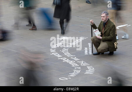 Edimburgo, Scozia, Regno Unito. 14 ottobre, 2014. Citazioni da Sir Walter Scott nel primo romanzo pubblicato "Waverley' sono scritti circa dalla stazione di Waverley di Edimburgo, la stazione ferroviaria che è stato chiamato dopo il libro. La campagna celebra la città del decimo anniversario come il primo al mondo UNESCO Città della letteratura. Fergus John McCann è raffigurato nel ruolo di Sir Walter Scott. 14 ott 2014. Credito: GARY DOAK/Alamy Live News Foto Stock