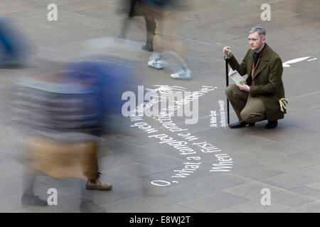 Edimburgo, Scozia, Regno Unito. 14 ottobre, 2014. Citazioni da Sir Walter Scott nel primo romanzo pubblicato "Waverley' sono scritti circa dalla stazione di Waverley di Edimburgo, la stazione ferroviaria che è stato chiamato dopo il libro. La campagna celebra la città del decimo anniversario come il primo al mondo UNESCO Città della letteratura. Fergus John McCann è raffigurato nel ruolo di Sir Walter Scott. 14 ott 2014. Credito: GARY DOAK/Alamy Live News Foto Stock