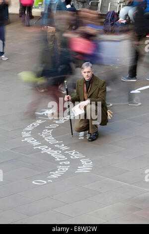 Edimburgo, Scozia, Regno Unito. 14 ottobre, 2014. Citazioni da Sir Walter Scott nel primo romanzo pubblicato "Waverley' sono scritti circa dalla stazione di Waverley di Edimburgo, la stazione ferroviaria che è stato chiamato dopo il libro. La campagna celebra la città del decimo anniversario come il primo al mondo UNESCO Città della letteratura. Fergus John McCann è raffigurato nel ruolo di Sir Walter Scott. 14 ott 2014. Credito: GARY DOAK/Alamy Live News Foto Stock