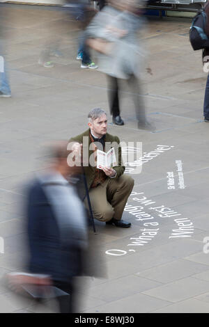 Edimburgo, Scozia, Regno Unito. 14 ottobre, 2014. Citazioni da Sir Walter Scott nel primo romanzo pubblicato "Waverley' sono scritti circa dalla stazione di Waverley di Edimburgo, la stazione ferroviaria che è stato chiamato dopo il libro. La campagna celebra la città del decimo anniversario come il primo al mondo UNESCO Città della letteratura. Fergus John McCann è raffigurato nel ruolo di Sir Walter Scott. 14 ott 2014. Credito: GARY DOAK/Alamy Live News Foto Stock