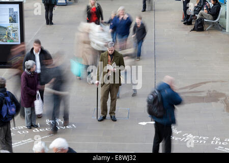 Edimburgo, Scozia, Regno Unito. 14 ottobre, 2014. Citazioni da Sir Walter Scott nel primo romanzo pubblicato "Waverley' sono scritti circa dalla stazione di Waverley di Edimburgo, la stazione ferroviaria che è stato chiamato dopo il libro. La campagna celebra la città del decimo anniversario come il primo al mondo UNESCO Città della letteratura. Fergus John McCann è raffigurato nel ruolo di Sir Walter Scott. 14 ott 2014. Credito: GARY DOAK/Alamy Live News Foto Stock