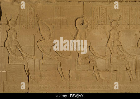 Arte Egizia Dendera. Tempio di Hathor. Divinità seduto. Sollievo. Foto Stock