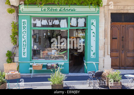 Negozio di antiquariato nella finestra di Sault, Vaucluse Provence, Francia. Foto Stock