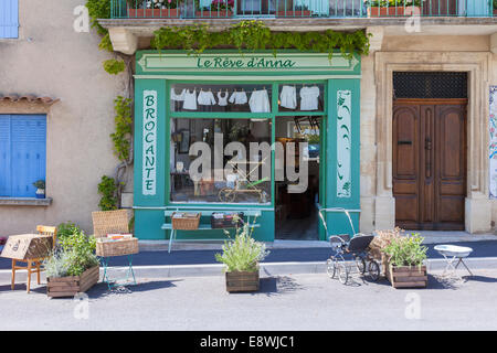 Negozio di antiquariato nella finestra di Sault, Vaucluse Provence, Francia. Foto Stock