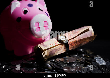 La valuta indiana con Salvadanaio Foto Stock