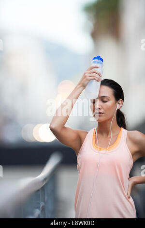 Donna riposo dopo esercizio Foto Stock