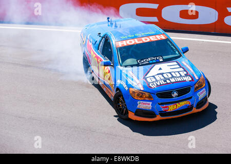 Un blu display Hotwheels team 'UTE' o Pick up truck drifting round iconici Bathurst racetrack Foto Stock