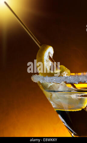 Cocktail con limone , la messa a fuoco su un peel Foto Stock