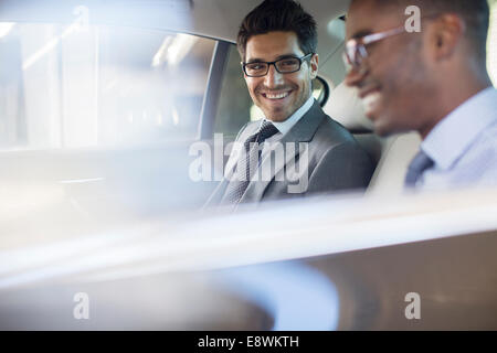 Imprenditori seduti in auto sedile posteriore Foto Stock