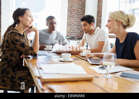 La gente di affari di parlare alla riunione in cafe Foto Stock
