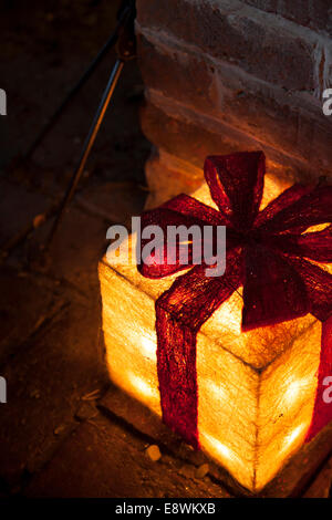 Dono festivo avvolto lampada di Natale Foto Stock