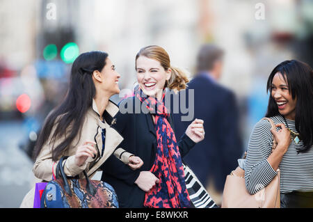 Le donne a camminare insieme sulla via della città Foto Stock