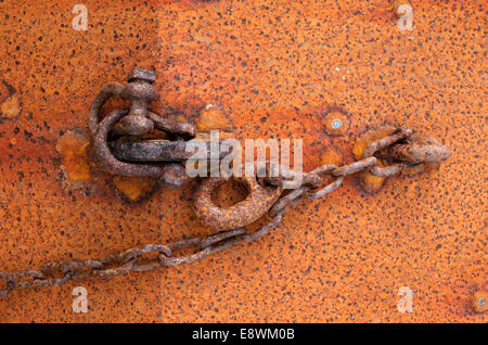 Metallo arrugginito catena spiovente Foto Stock