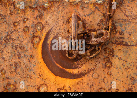 Metallo arrugginito catena spiovente Foto Stock