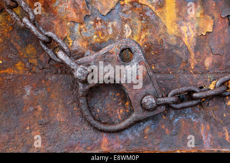 Metallo arrugginito catena spiovente Foto Stock