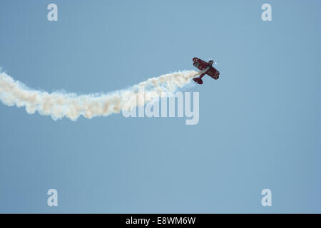 G-EE WIZ aerobatic display a Clacton air show 2014 Foto Stock