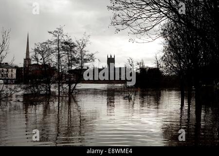 Inondazioni Worcester come il fiume Severn burst le sue rive. Foto Stock