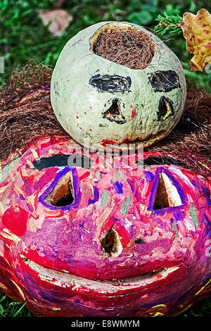 Zucche di Halloween fatta e dipinta multicolor da bambini. Foto Stock