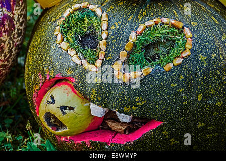 Zucche di Halloween fatta e dipinta da bambini. Foto Stock